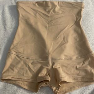 NWOT Flexees hi waist boy short leg size medium. Soft fabric. Skin tone colour.